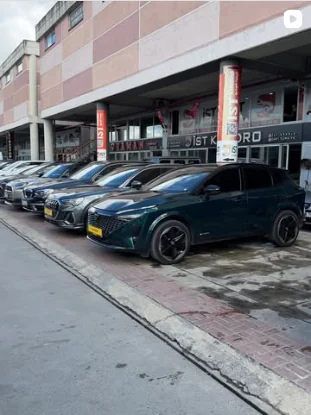 Cars lined up in front of the İST KHODRO showroom
